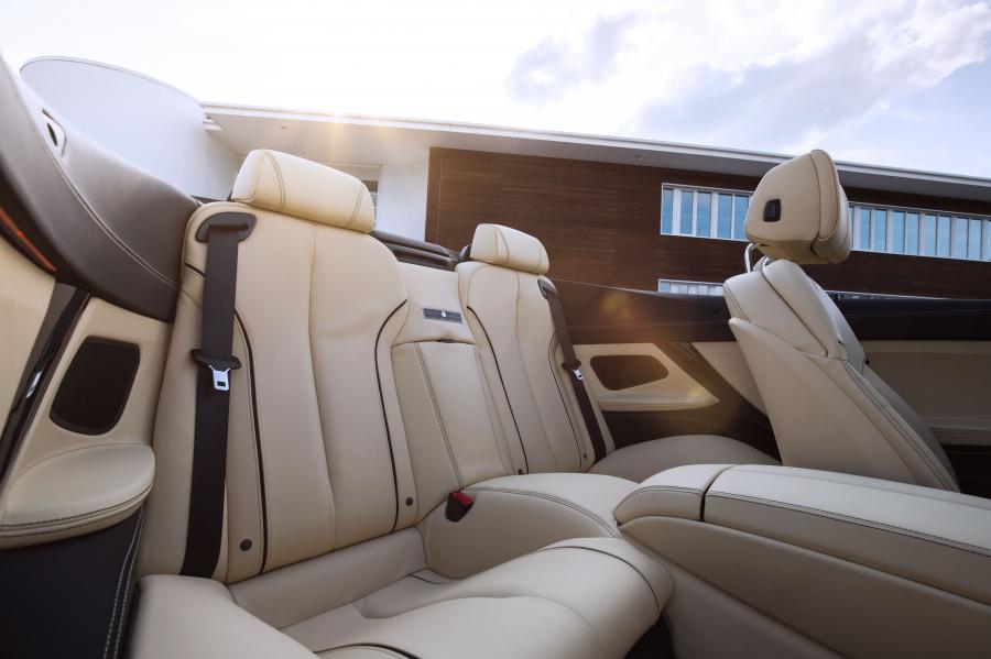 Интерьер Alpina B6 Bi-Turbo Cabrio Edition 50 (F12) 2015 года  (фото 10 из 26)